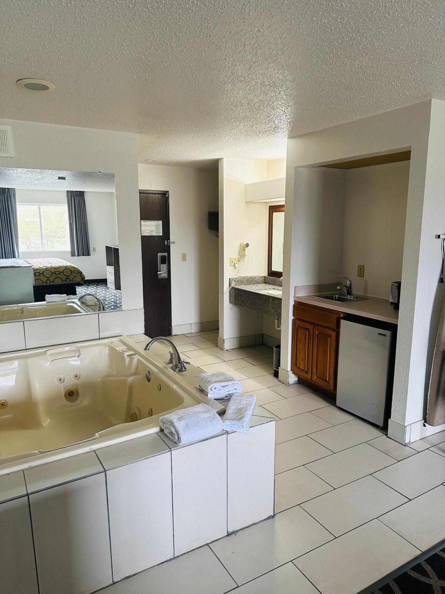 Hotel Baymont By Wyndham Piqua Esterno foto
